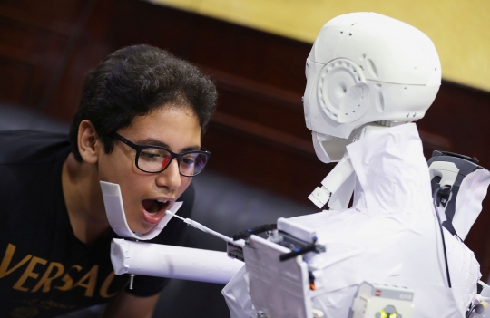 Pria Mesir Ciptakan Robot yang Mampu Lakukan Tes Covid-19
