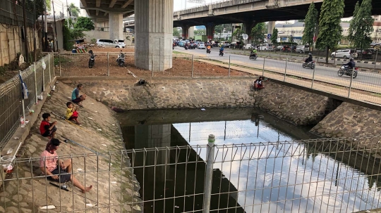 Kubangan di Jalan DI Panjaitan jadi Tempat Pemancingan Dadakan