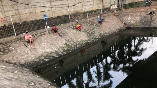 Kubangan di Jalan DI Panjaitan jadi Tempat Pemancingan Dadakan