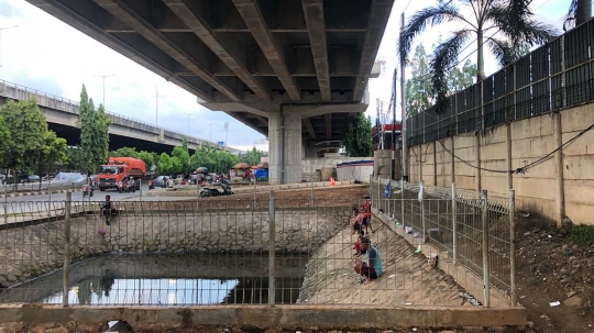 Kubangan di Jalan DI Panjaitan jadi Tempat Pemancingan Dadakan