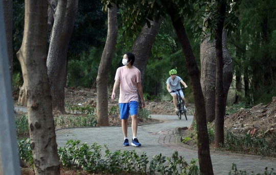 Jaga Imunitas, Warga Olahraga di Taman Hutan Kota Kemayoran