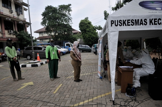 Pegawai Kantor Kecamatan Jalani Tes Swab Covid-19