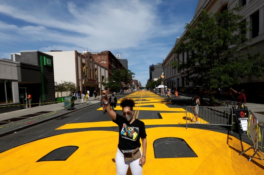 Mural Raksasa 'Black Lives Matter' Hiasi Jalanan New York