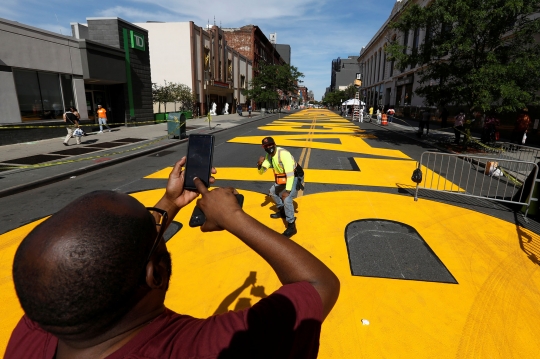 Mural Raksasa 'Black Lives Matter' Hiasi Jalanan New York