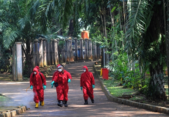 Taman Margasatwa Ragunan Disemprot Disinfektan Jelang Dibuka Kembali