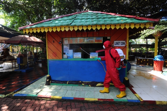 Taman Margasatwa Ragunan Disemprot Disinfektan Jelang Dibuka Kembali