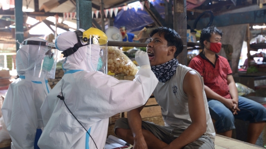 Petugas Medis Tes Swab Pedagang Pasar Thomas