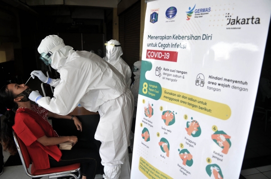 Pedagang Pasar Kramat Jati Jalani Tes Swab Covid-19