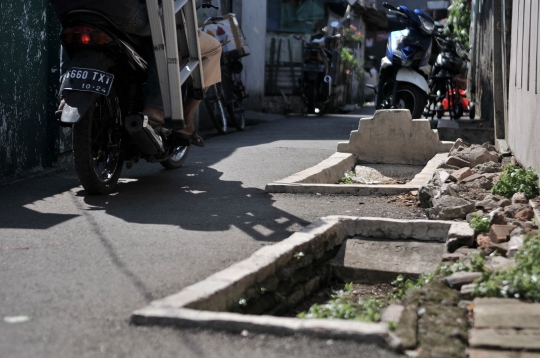 Melihat Lebih Dekat Makam di Gang Pisangan Timur