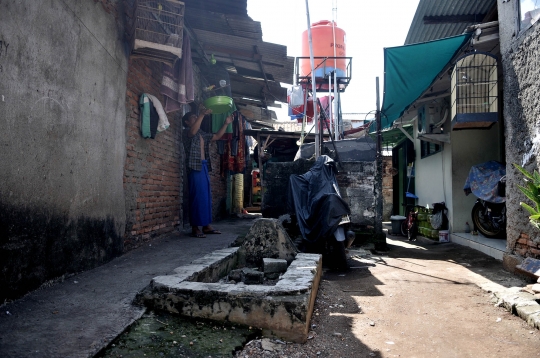 Melihat Lebih Dekat Makam di Gang Pisangan Timur