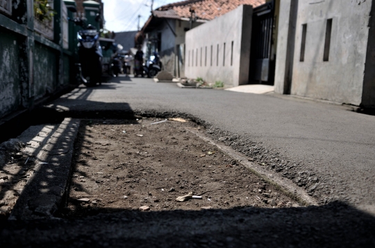 Melihat Lebih Dekat Makam di Gang Pisangan Timur