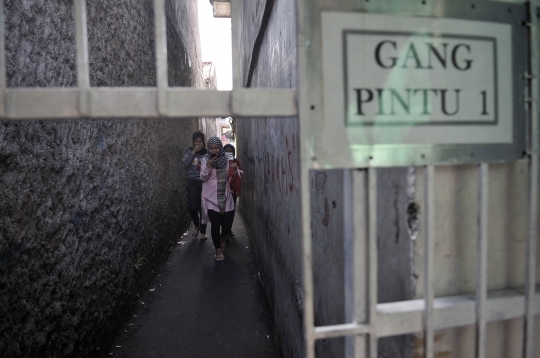 Melihat Lebih Dekat Makam di Gang Pisangan Timur