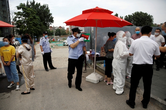 Warga Beijing Antre Tes Asam Nukleat Saat Corona Kembali Mewabah