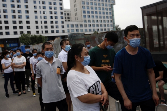 Warga Beijing Antre Tes Asam Nukleat Saat Corona Kembali Mewabah