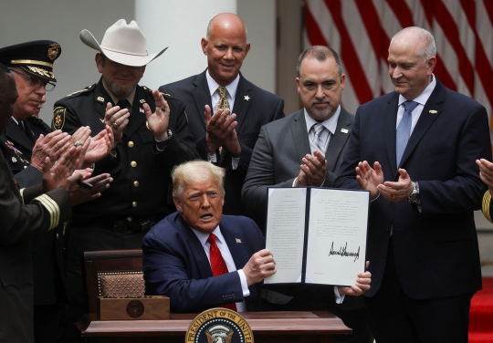 Presiden Trump Tandatangani Perintah Reformasi Kepolisian