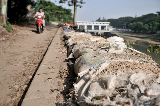 Terpal Besar Tutupi Tanah Longsor di KBT