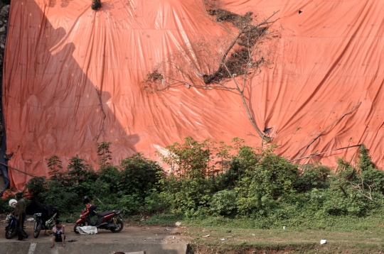 Terpal Besar Tutupi Tanah Longsor di KBT