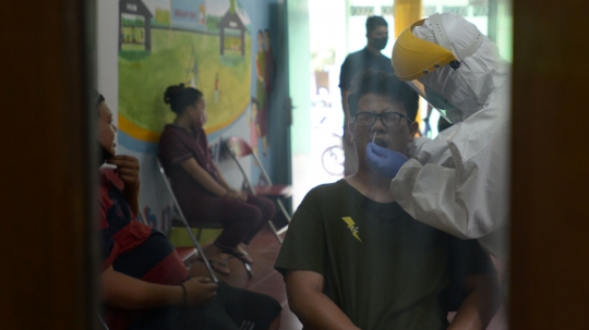 Puluhan Pedagang Pasar Burung Cipinang Kebembem Jalani Tes Covid-19