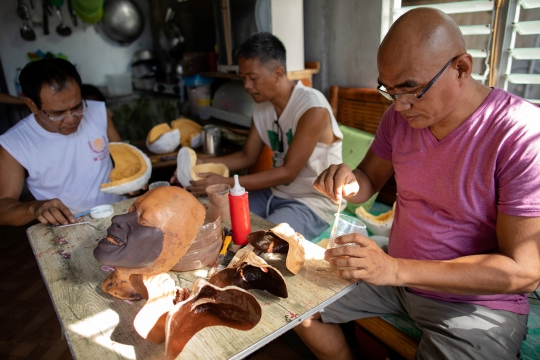 Melihat Pembuatan Topeng Zombi di Filipina