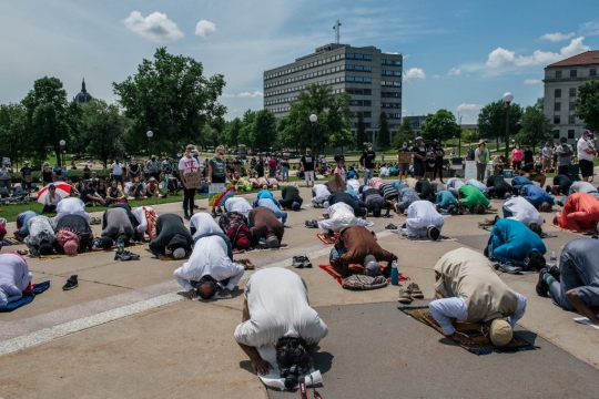 Peringati Juneteenth, Muslim Salat Berjemaah di Gedung Kongres AS