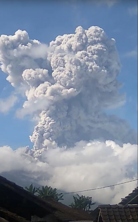 Penampakan Merapi Saat Semburkan Abu Vulkanik Setinggi 6.000 Meter