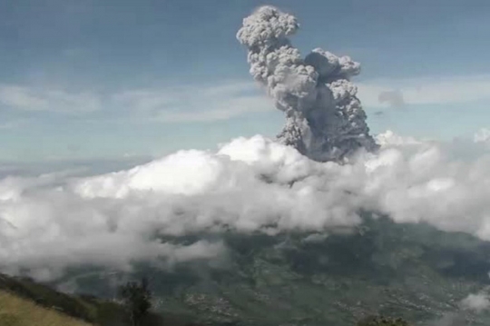Penampakan Merapi Saat Semburkan Abu Vulkanik Setinggi 6.000 Meter