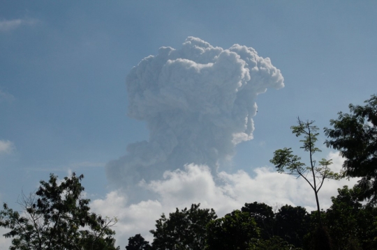 Penampakan Merapi Saat Semburkan Abu Vulkanik Setinggi 6.000 Meter