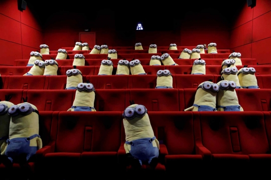 Boneka Minions Jadi Pembatas Antar Penonton Bioskop