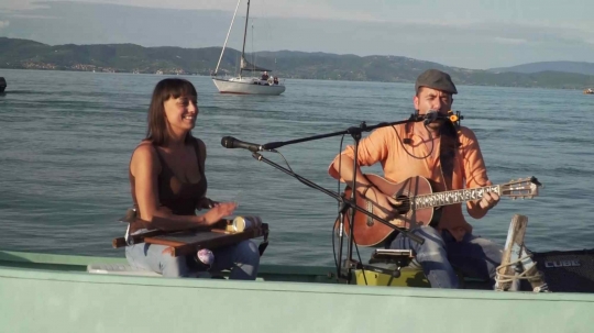 Aksi Musisi Italia Gelar Konser di Perahu Nelayan