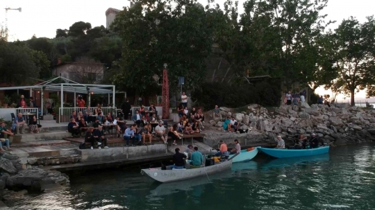 Aksi Musisi Italia Gelar Konser di Perahu Nelayan