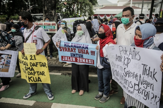 Geruduk Balai Kota, Ratusan Orangtua Protes Kriteria Usia di Seleksi PPDB