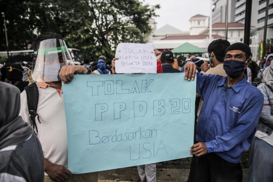 Geruduk Balai Kota, Ratusan Orangtua Protes Kriteria Usia di Seleksi PPDB