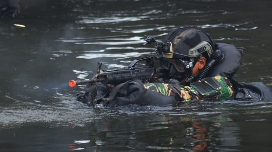 Aksi Penyerbuan Kopaska dalam Latihan Peperangan Laut Khusus