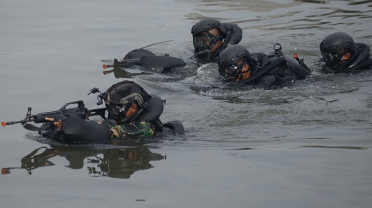 Aksi Penyerbuan Kopaska dalam Latihan Peperangan Laut Khusus