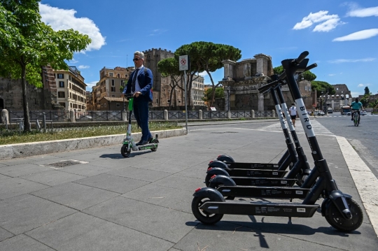 Skuter Elektrik Jadi Primadona Warga Roma di Masa Pandemi