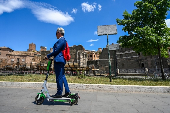 Skuter Elektrik Jadi Primadona Warga Roma di Masa Pandemi