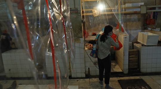New Normal, Kios di Pasar Santa Dipasang Plastik Pembatas