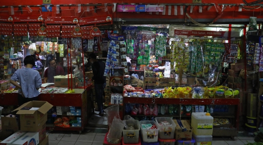 New Normal, Kios di Pasar Santa Dipasang Plastik Pembatas