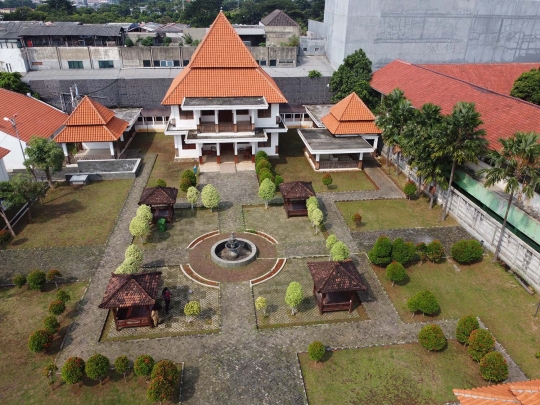 Menengok Isi Taman Benyamin Suaeb