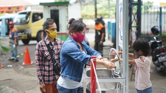 Pengunjung Pasar Minggu Kini Wajib Cuci Tangan dan Ukur Suhu Tubuh
