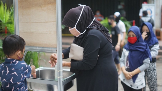 Pengunjung Pasar Minggu Kini Wajib Cuci Tangan dan Ukur Suhu Tubuh