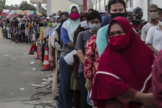 Antrean Warga Cikande Terima Bantuan Sosial Rp 600 Ribu