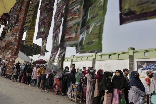 Antrean Warga Cikande Terima Bantuan Sosial Rp 600 Ribu