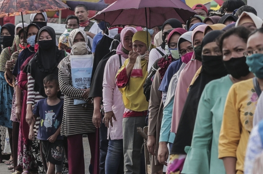 Antrean Warga Cikande Terima Bantuan Sosial Rp 600 Ribu