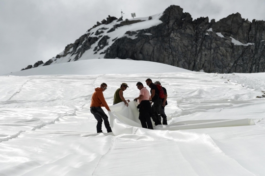 Gletser Italia Diselimuti Terpal Raksasa untuk Memperlambat Pencairan