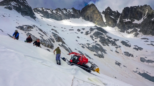 Gletser Italia Diselimuti Terpal Raksasa untuk Memperlambat Pencairan