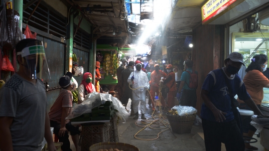 Penyemprotan Disinfektan di Kawasan Pasar Karang Anyar