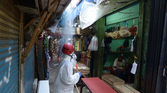 Penyemprotan Disinfektan di Kawasan Pasar Karang Anyar