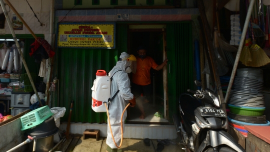 Penyemprotan Disinfektan di Kawasan Pasar Karang Anyar