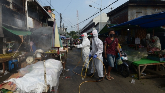 Penyemprotan Disinfektan di Kawasan Pasar Karang Anyar